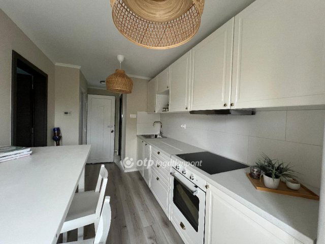 Eladó téglalakás, Balatonfüreden 74.9 M Ft, 2 szobás