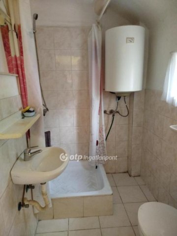 Eladó családi ház, Pécsett 18.99 M Ft, 1 szobás