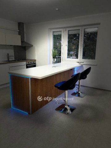 Eladó téglalakás, Komlón 35.4 M Ft, 2 szobás