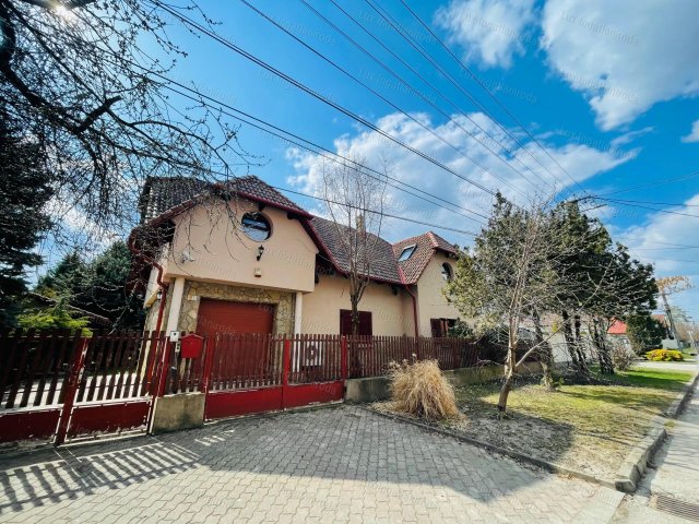 Eladó családi ház, Komáromban 179.9 M Ft, 6 szobás