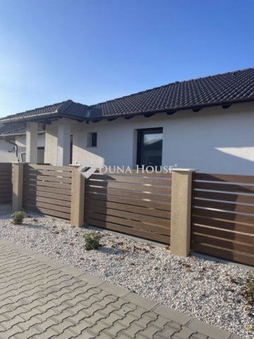 Eladó családi ház, Kecskeméten 128 M Ft, 5 szobás