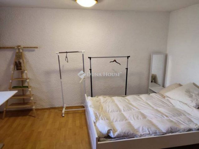 Eladó családi ház, Pécsett 45 M Ft, 2+2 szobás