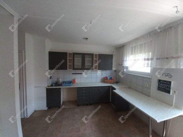Eladó téglalakás, Dombóváron 38.9 M Ft, 3 szobás