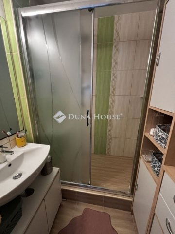 Eladó panellakás, Debrecenben 66.9 M Ft, 4 szobás