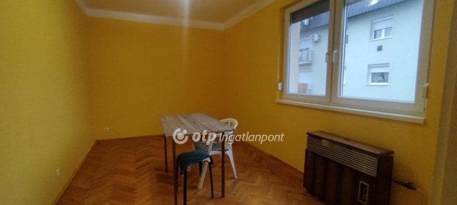 Eladó téglalakás, Szekszárdon 33.5 M Ft, 2 szobás