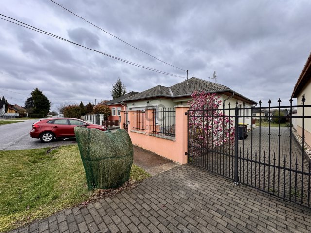 Eladó családi ház, Győrött 105 M Ft, 4 szobás