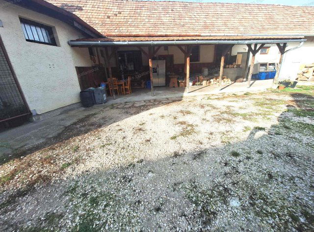 Eladó üzlethelyiség, Vértestolnán 42 M Ft, 4 szobás