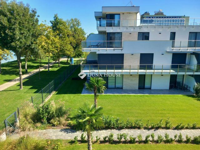 Eladó téglalakás, Siófokon 232.9 M Ft, 5 szobás