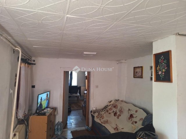 Eladó családi ház, Neszmélyen 13.5 M Ft, 2 szobás