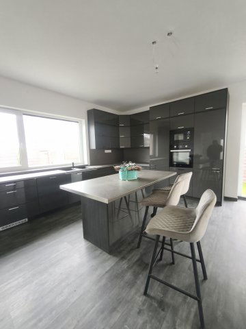 Eladó családi ház, Szegeden 170 M Ft, 5 szobás