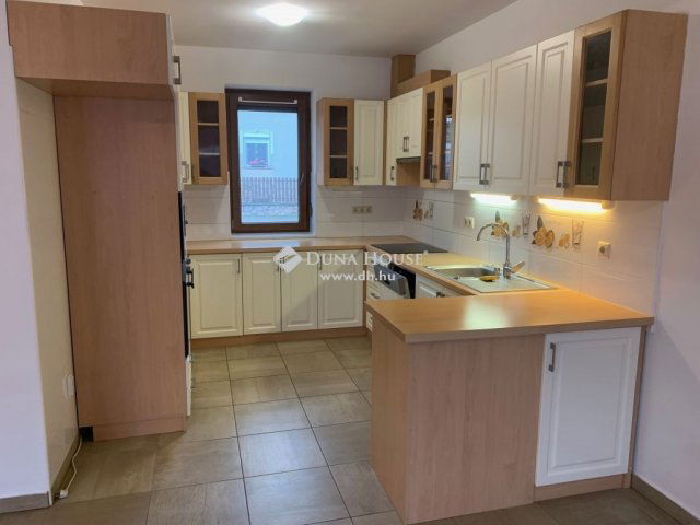 Eladó téglalakás, Tatán 89 M Ft, 4 szobás