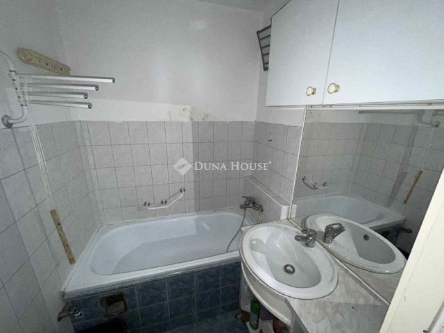 Eladó panellakás, Kecskeméten 37.5 M Ft, 3 szobás