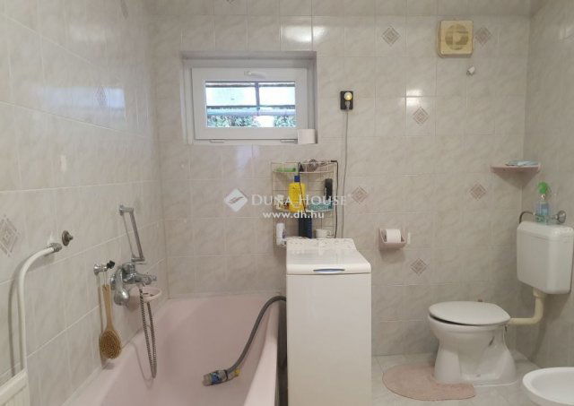 Eladó családi ház, Pécsett 165 M Ft, 8 szobás