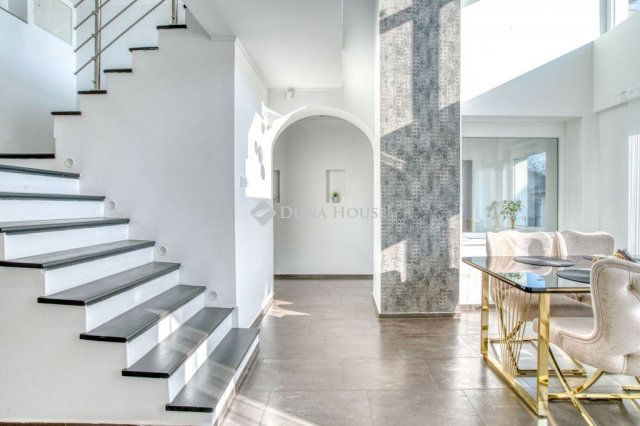 Eladó családi ház, Szigetcsépen 158.9 M Ft, 5 szobás