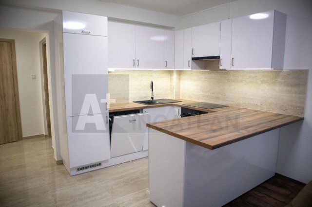 Eladó panellakás, Szegeden 67.9 M Ft, 4 szobás