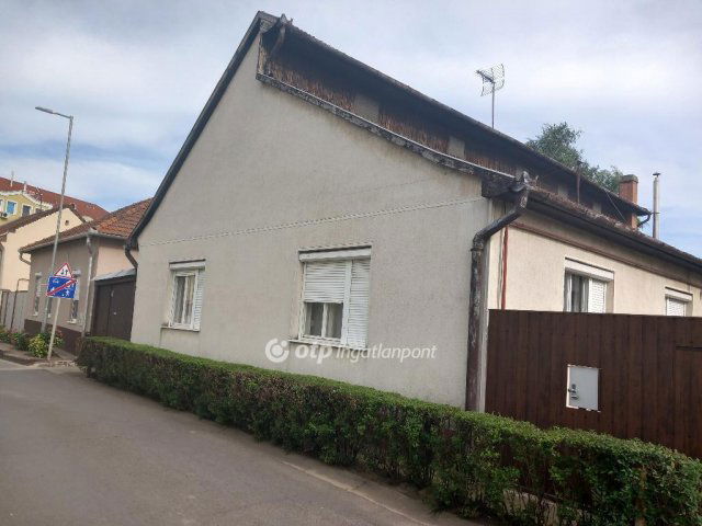 Eladó ikerház, Hajdúböszörményen 49.9 M Ft, 4 szobás