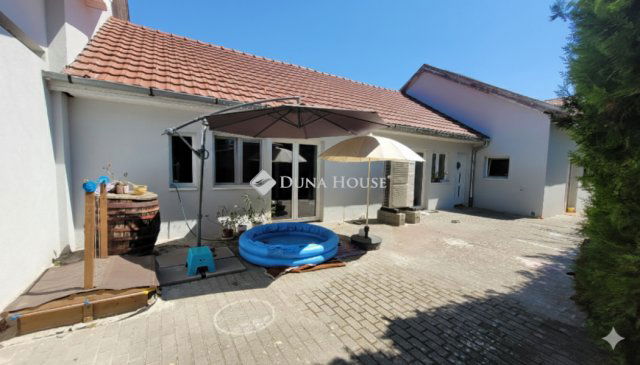 Eladó családi ház, Sóskúton 169.9 M Ft, 4 szobás