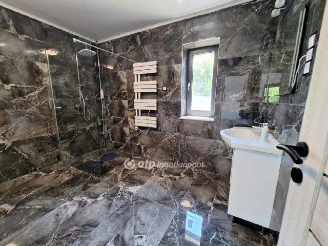 Eladó nyaraló, Balatonakarattyán 229 M Ft, 3 szobás