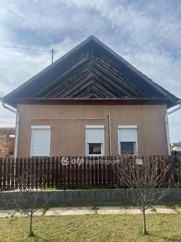 Eladó családi ház, Újszászon 19.9 M Ft, 2 szobás