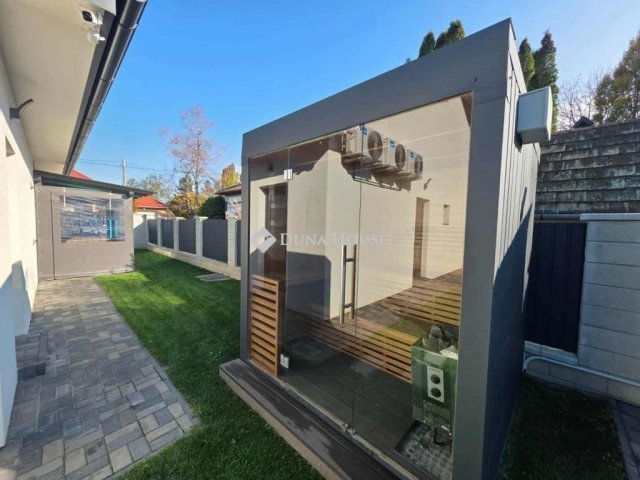 Eladó családi ház, Siófokon 179.9 M Ft, 7 szobás