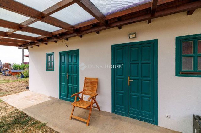 Eladó családi ház, Etyeken 220 M Ft, 4 szobás