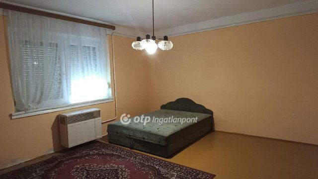 Eladó családi ház, Bakson 16 M Ft, 2 szobás