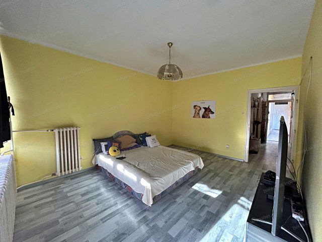 Eladó panellakás, Békésen 20 M Ft, 2+1 szobás