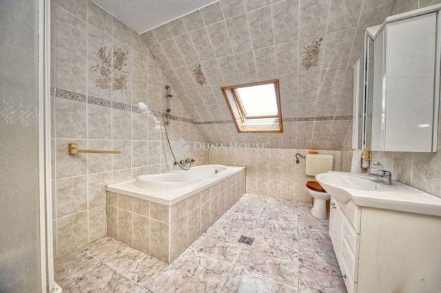 Eladó családi ház, Vecsésen 149 M Ft, 6 szobás