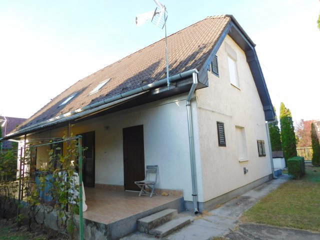 Eladó nyaraló, Szántódon 179 M Ft, 8+4 szobás