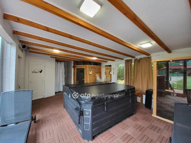 Eladó családi ház, Hévízen 275 M Ft, 14 szobás