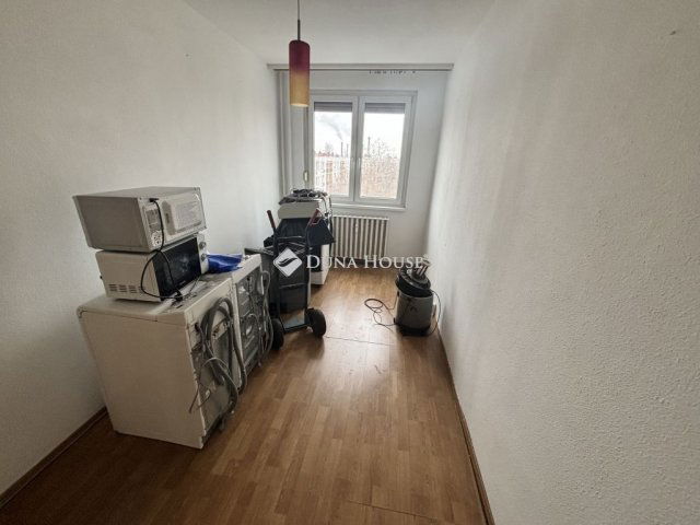 Eladó panellakás, Kecskeméten 64.49 M Ft, 3 szobás