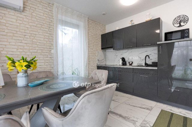 Eladó ikerház, Balatonvilágoson 120 M Ft, 3 szobás