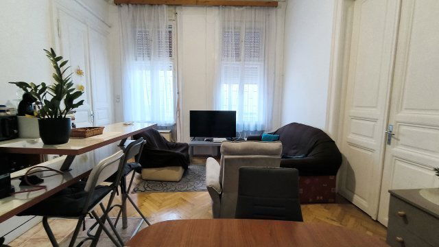 Eladó téglalakás, Budapesten, VI. kerületben, Jókai utcában