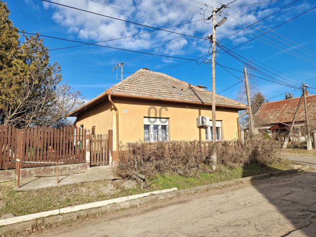 Eladó családi ház, Törtelen 20 M Ft, 3 szobás