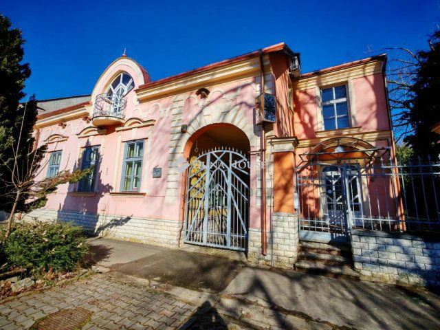 Eladó téglalakás, Csurgón 184 M Ft, 9 szobás