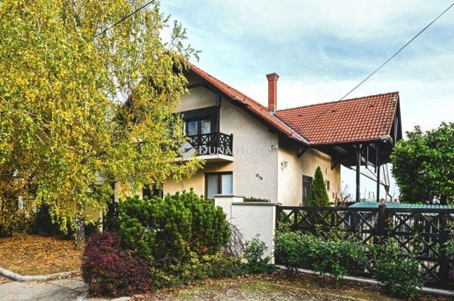 Eladó családi ház, Pécsett 170 M Ft, 1 szobás