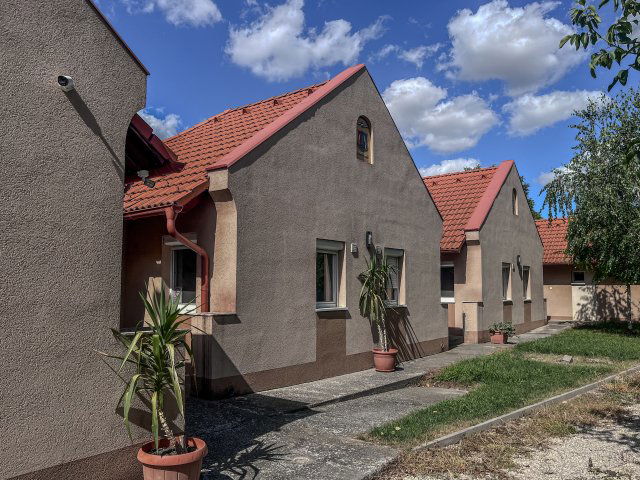 Eladó hotel, Bácsbokodon 65.9 M Ft, 6+2 szobás