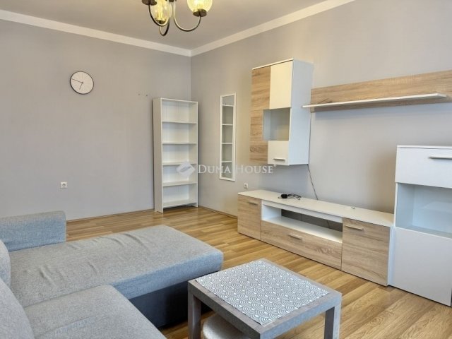 Eladó panellakás, Pécsett 38 M Ft, 2 szobás