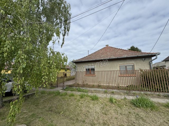 Eladó családi ház, Tenken 22.9 M Ft, 2 szobás