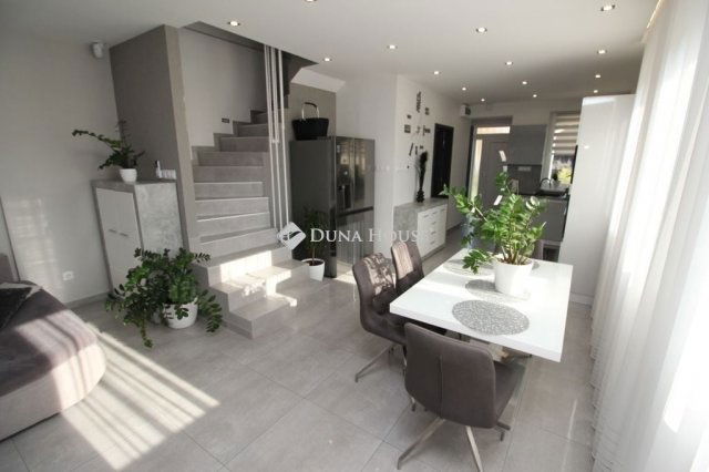 Eladó családi ház, Kecskeméten 99.9 M Ft, 5 szobás