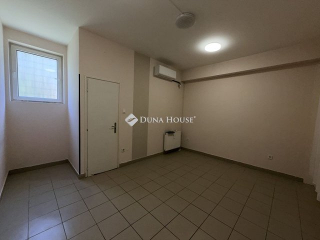 Kiadó üzlethelyiség, Kecskeméten, Dobó István körúton