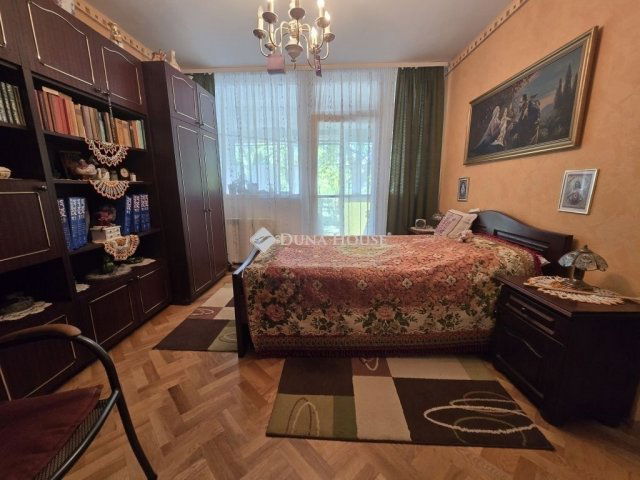 Eladó panellakás, Pécsett 61.9 M Ft, 4 szobás