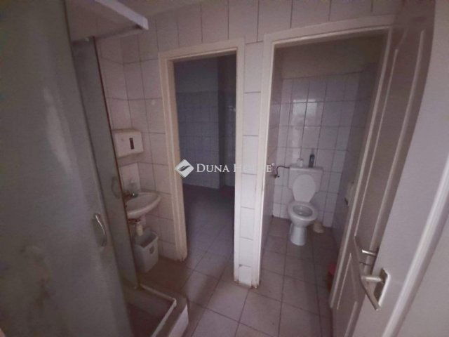 Eladó családi ház, Mendén 179.9 M Ft, 11 szobás