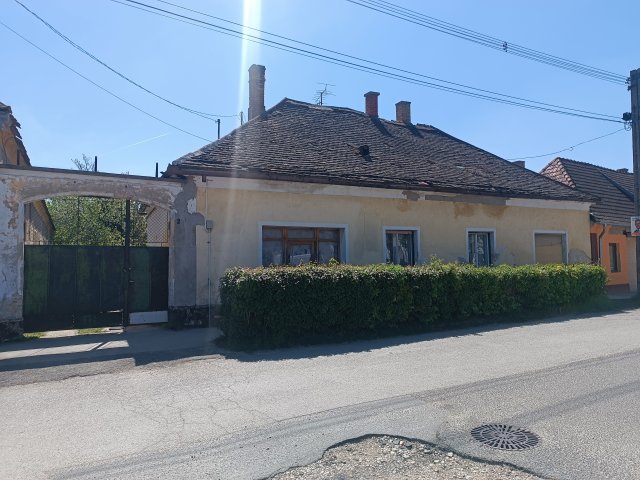 Eladó sorház, Devecseren, Szabadság téren 9.8 M Ft, 2+1 szobás