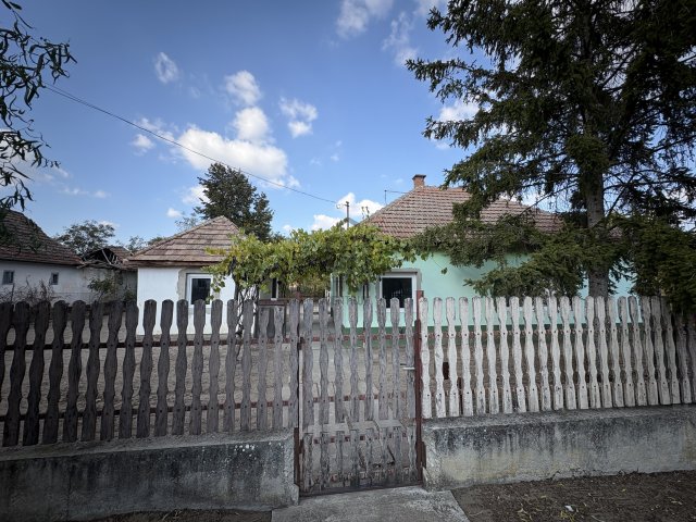 Eladó családi ház, Csemőn 19.9 M Ft, 2 szobás