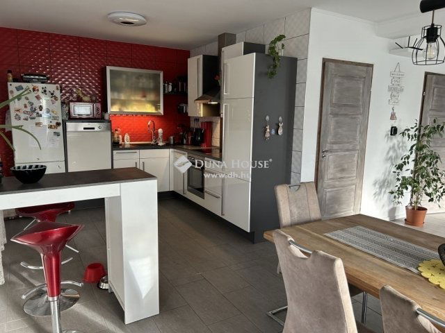 Eladó családi ház, Siklóson 110 M Ft, 6 szobás