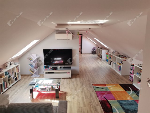 Eladó családi ház, Komáromban 180 M Ft, 8 szobás