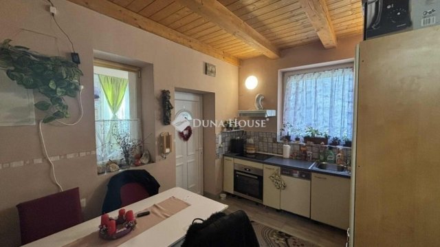 Eladó családi ház, Kesztölcön 24.9 M Ft, 1 szobás