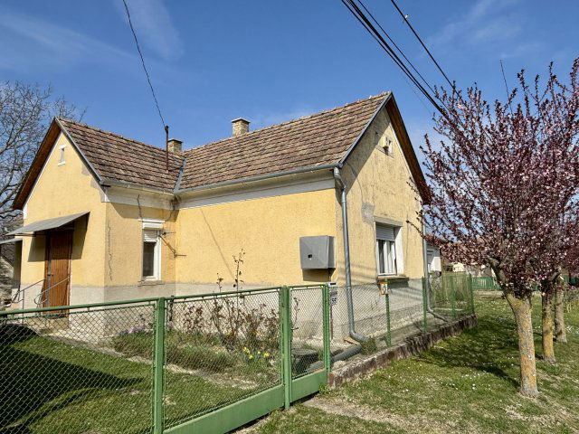 Eladó családi ház, Holládon 24.9 M Ft, 2 szobás