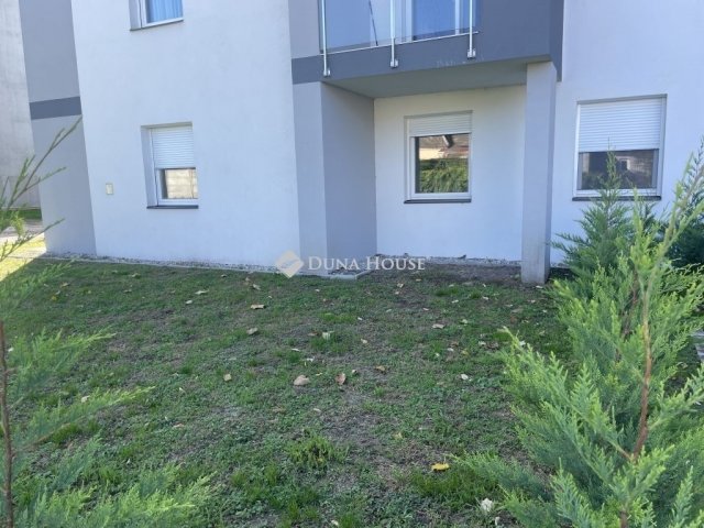 Eladó téglalakás, Tatán 88 M Ft, 4 szobás